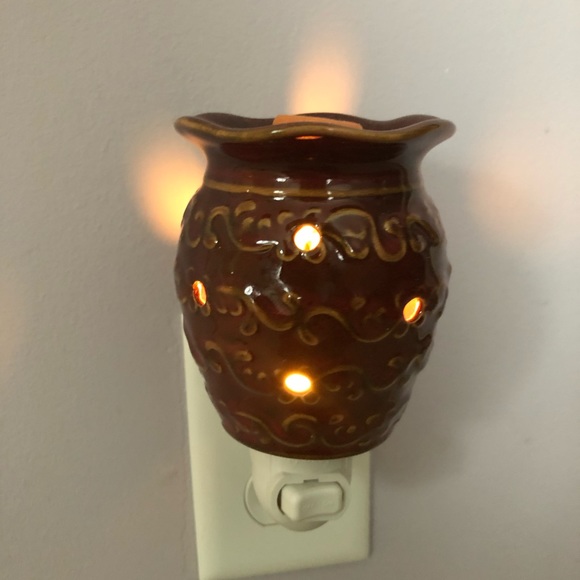 Scentsy Roma retired mini warmer in a neutral brown crock-like design - Picture 2 of 7